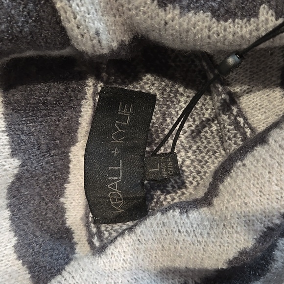 Kendall + Kylie crop sweater, size lg, NWT - Picture 4 of 4